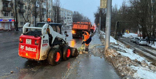 Минувшей ночью в Саратове продолжилась уборка дорог и тротуаров