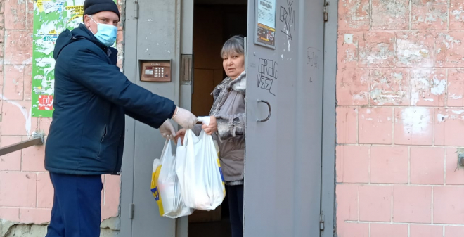 Волонтеры продолжают доставку продуктовых наборов пожилым саратовцам