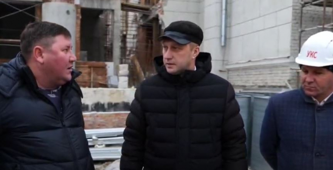 Роман Бусаргин провел планерку на площадке театра оперы и балета