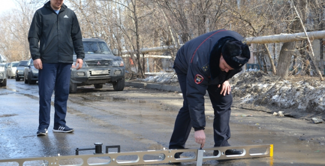Госавтоинспекторы и общественники проверили состояние дорог в Саратове