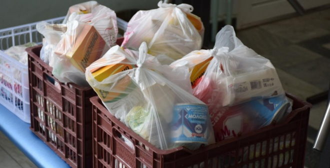 Саратовским школьникам выдают продуктовые наборы