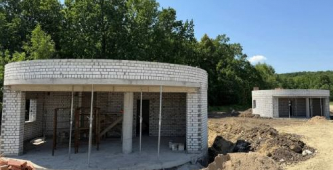 На площадке строящегося агротуристического парка в Татищевском районе продолжается возведение инфраструктуры