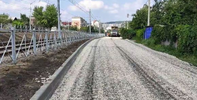В Октябрьском районе идет строительство дороги-дублера по ул. Политехнической