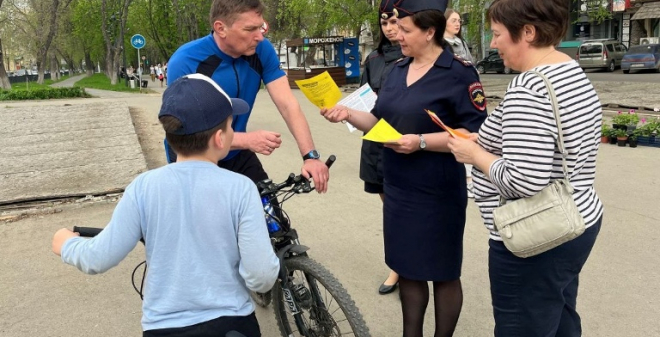 Для жителей Кировского района полицейские провели профилактическую акцию «Дети летать не умеют!»