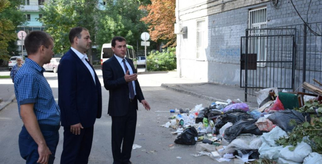 Депутаты и сотрудники администрации города проверили состояние площадок по сбору ТКО, перенесенных с красных линий на придомовые территории