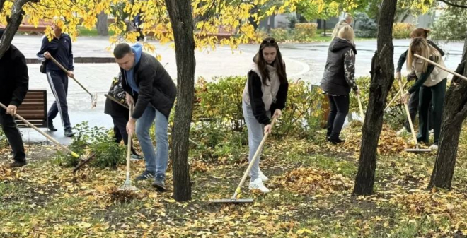 Утро с пользой для города. Активные жители наводят чистоту на улицах Саратова