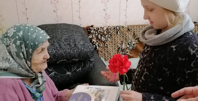 Школьники Кировского района поздравили ветеранов с Днем Великой Победы