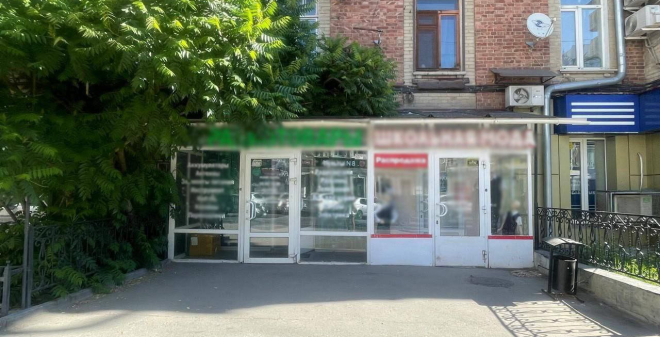 Суд обязал собственников торговых точек восстановить фасад дома на ул. Московская