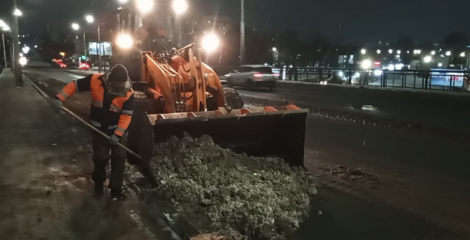 Почти 250 единиц спецтехники расчищало дороги ночью