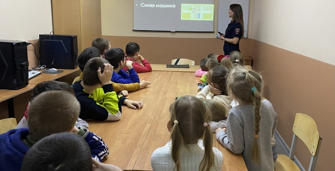 Сотрудники Госавтоинспекции напомнили детям правила дорожного движения