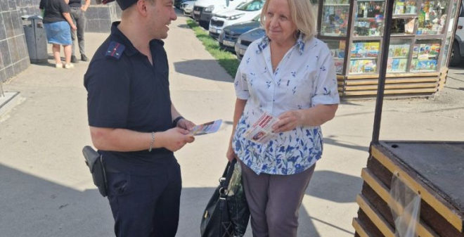 Саратовские полицейские продолжают беседовать с горожанами в рамках акции «Предупрежден – значит вооружен!»