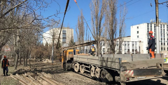 Реконструкция «тройки»: на участке от Стрелки до 6-й Дачной рабочие демонтировали более 60% трамвайного пути