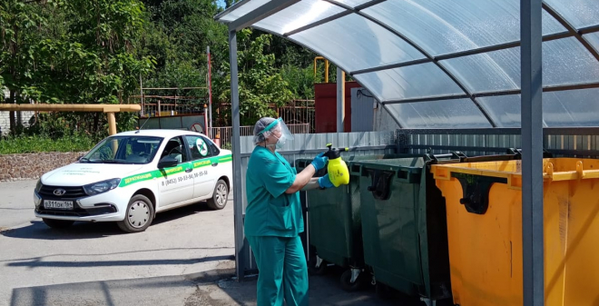 В центре Саратова провели дезинсекцию контейнерных площадок
