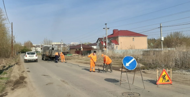 За день дорожные рабочие восстановили 110,5 кв. метров асфальта