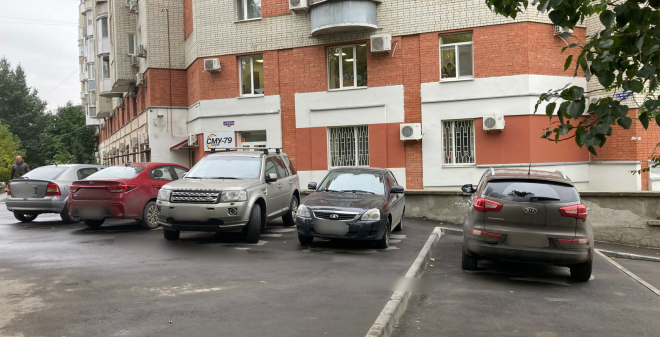 В Октябрьском районе зафиксированы факты размещения транспортных средств на тротуарах