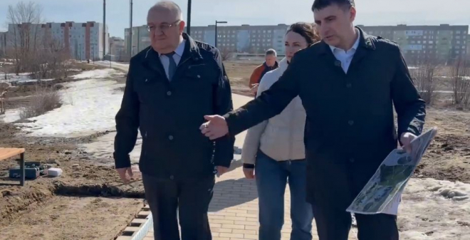 Игорь Молчанов объезжает парки и скверы, чтобы оценить состояние территорий после зимы