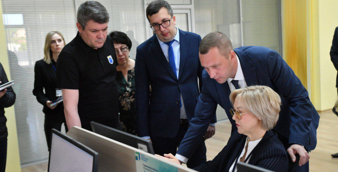 Глава региона Роман Бусаргин посетил Центр управления регионом и ознакомился с работой специалистов, занимающихся обращениями граждан в соцсетях