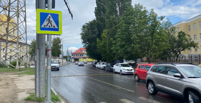 Возле двух школ в Саратове установили искусственные дорожные неровности