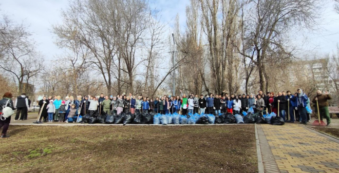 В сквере «Территория детства» по инициативе родителей учащихся Ленинского района прошел субботник