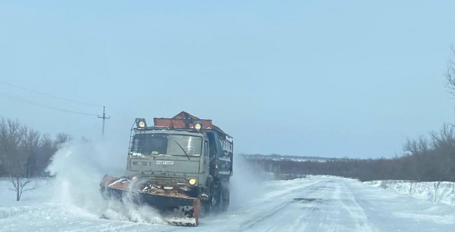 Из-за погодных условий проезд затруднен на 60 дорогах в 10 районах. На региональных трассах движение открыто.