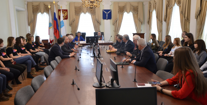 Состоялся круглый стол в поддержку присвоения Саратову почетного звания «Город трудовой доблести»