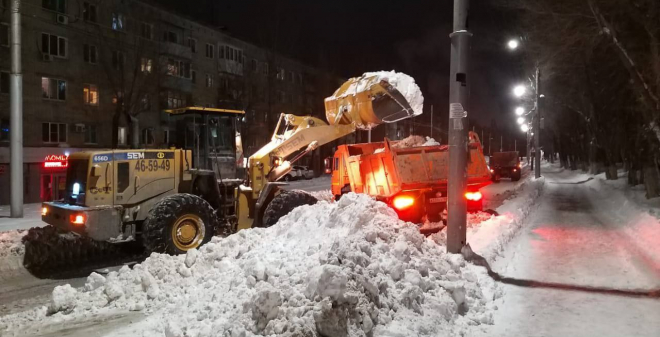 В области продолжают убирать дороги и тротуары от снега