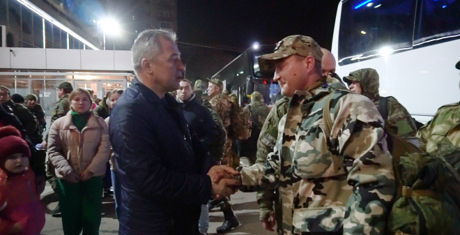 Кирилл Лаврентьев приветствовал вернувшихся в Саратов военнослужащих