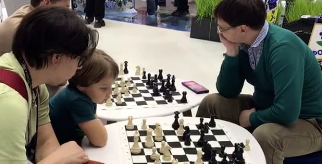 Саратовский гроссмейстер провел сеанс одновременной игры на Международной выставке-форуме «Россия»