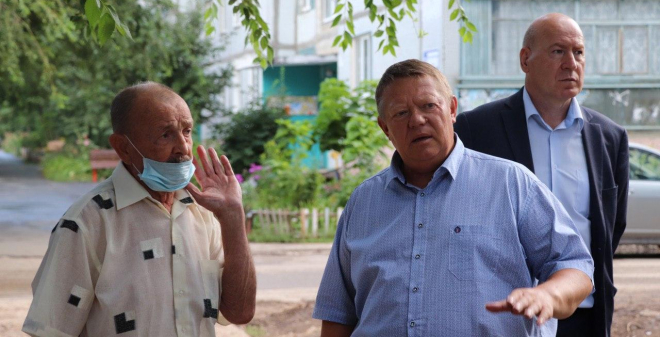 Николай Панков на встречах с балаковцами обсудил планы по ремонту тротуаров