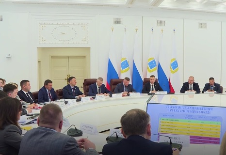 Роман Бусаргин пообещал поддержку молодым специалистам, выбравшим педагогические специальности