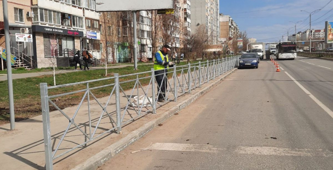 На 7 участках дорог в Саратове устанавливают пешеходные ограждения
