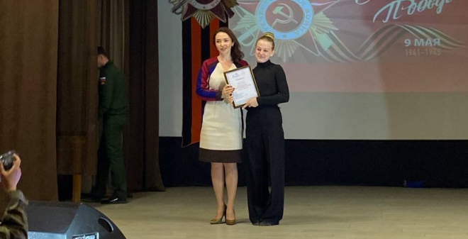 Юлия Литневская вручила Почетные грамоты юным патриотам