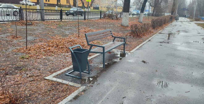 В сквере Железнодорожников обновили скамейки и урны