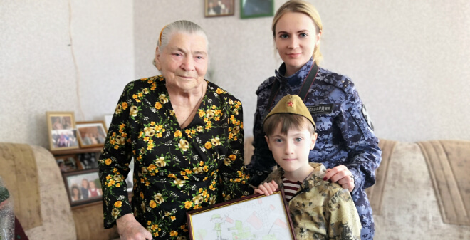 Саратовские росгвардейцы поздравили ветерана-легенду Марию Лиманскую с Днем защитника отечества