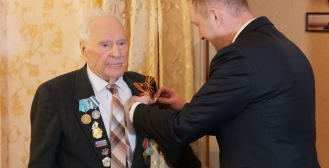 Роман Бусаргин вручил ветерану юбилейную медаль «80 лет Победы в Великой Отечественной войне 1941-1945 годов»