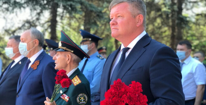 Валерий Радаев и Михаил Исаев возложили цветы к монументу «Воин-освободитель»