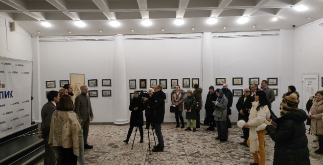 В Саратове открылась выставка картин с изображением храмов старого города