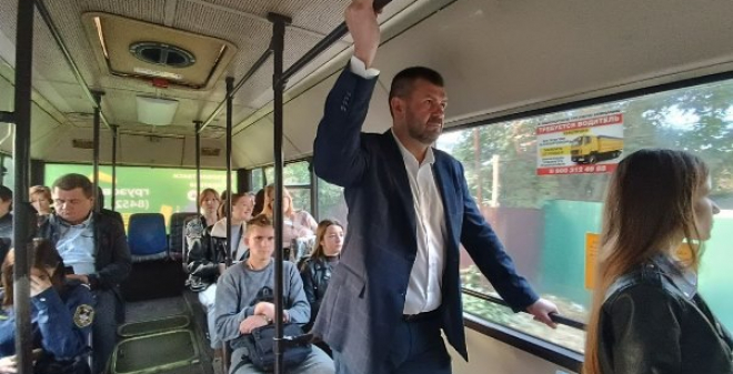 Глава областного минтранса вместе с коллегами проверил работу транспорта, дублирующего трамвайные маршруты