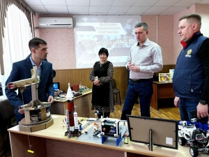 Александр Бурмак посетил выставку технического творчества #СделайСАМ