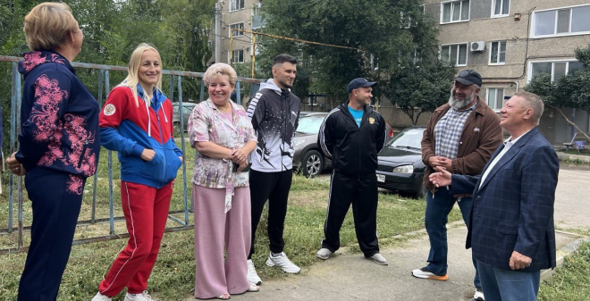 В Пугачеве полным ходом идёт подготовка основания для установки современной спортивной площадки