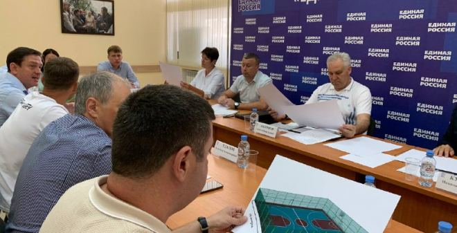 Депутаты областной Думы вместе с экспертным сообществом обсуждают развитие массового спорта на территории Саратова
