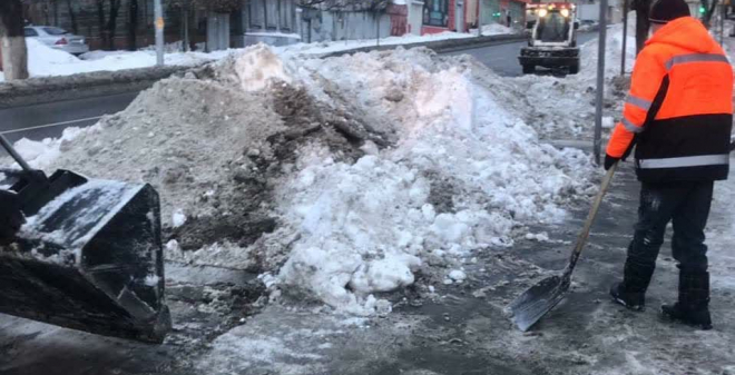 В Саратове очистили от снега и наледи 127 крыш и 575 дворов