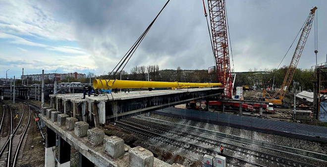 Для демонтажа путепровода на Стрелке задействовали 550-тонный кран