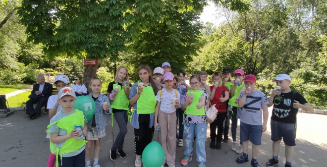 Юных саратовцев поздравили с Днём защиты детей и угостили бесплатным мороженым