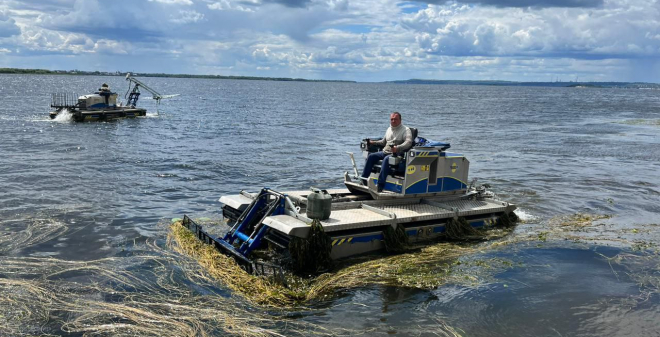 Волгу в Саратове почистят до конца июля от мусора и водорослей 