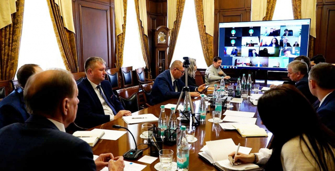 Павел Сурков провел заседание оперативного штаба по уборке города от снега и наледи в режиме ВКС