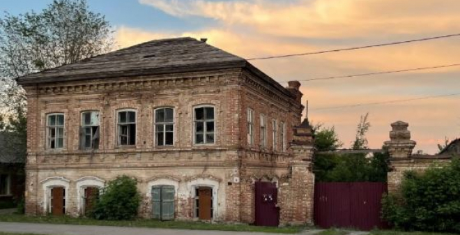 Инвесторы могут побороться на торгах за лот, включающий старинное здание и земельный участок в Энгельсе