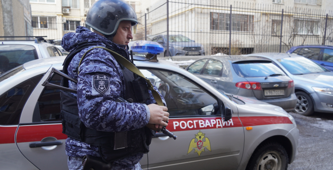 В Саратове росгвардейцы задержали мужчину, искавшего купленные наркотики