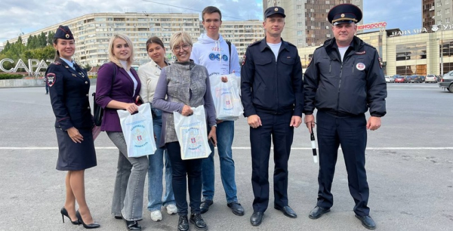 Сотрудники Госавтоинспекции совместно с Уполномоченным по правам ребенка провели профилактическую акцию «Пристегни ребенка и получи приз!»