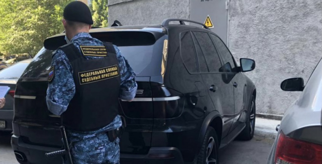 Приставы арестовали автомобиль должника по налогам